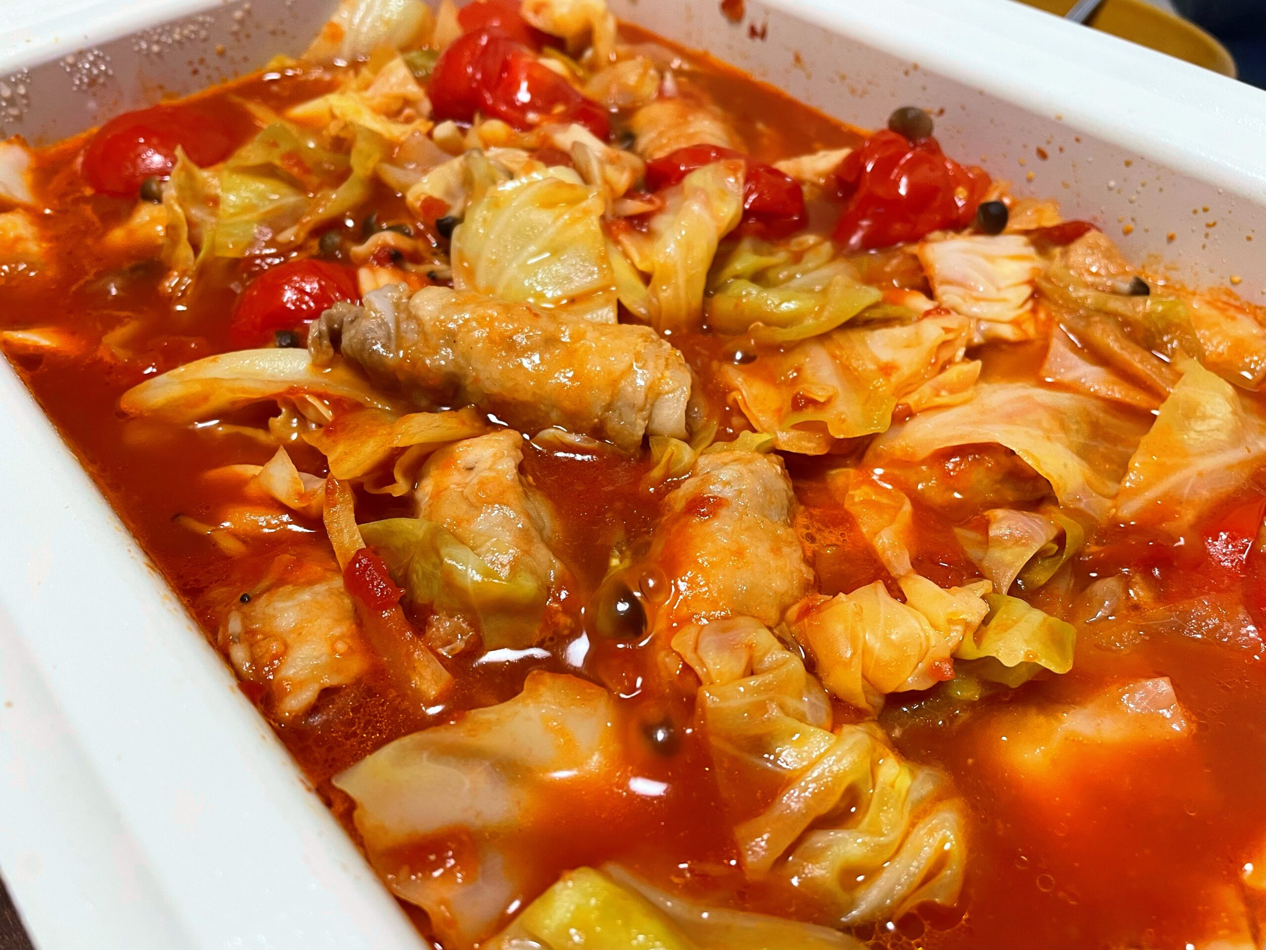 豚バラロールとキャベツのトマト鍋
