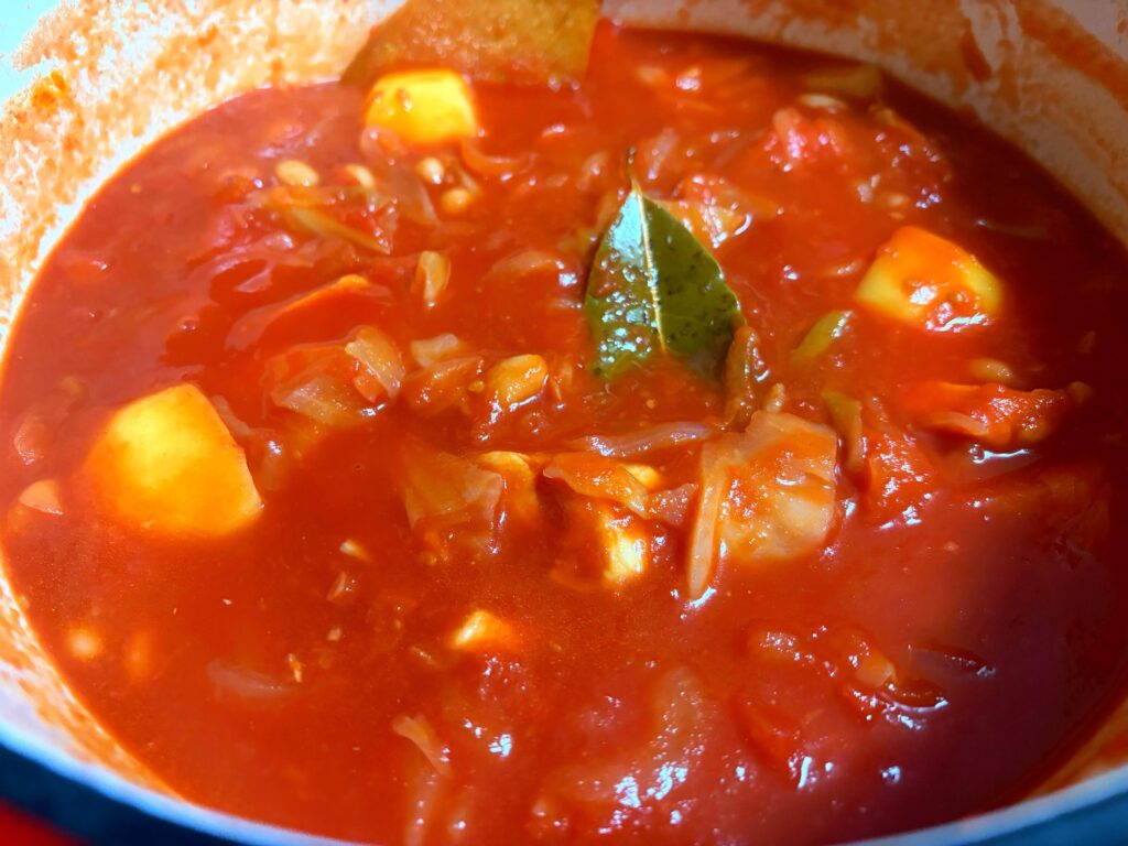 鶏肉と大豆とじゃがいものトマト煮込み
