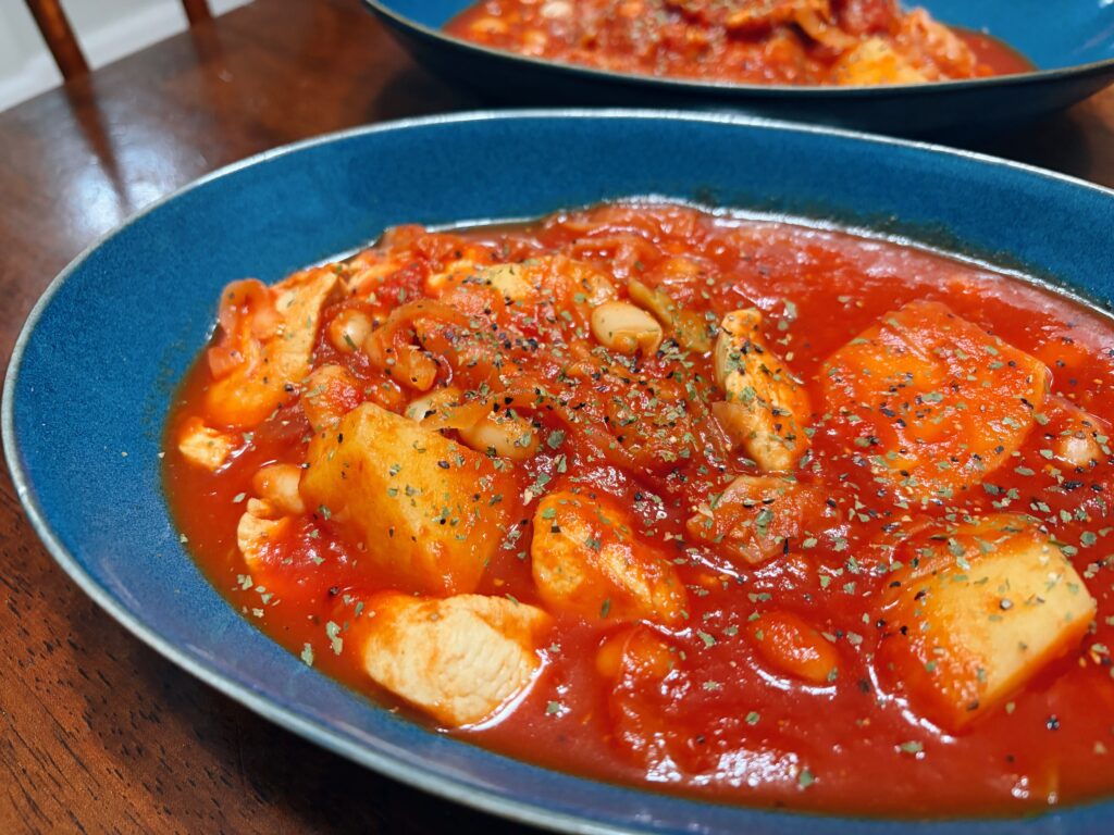 鶏肉と大豆とじゃがいものトマト煮込み