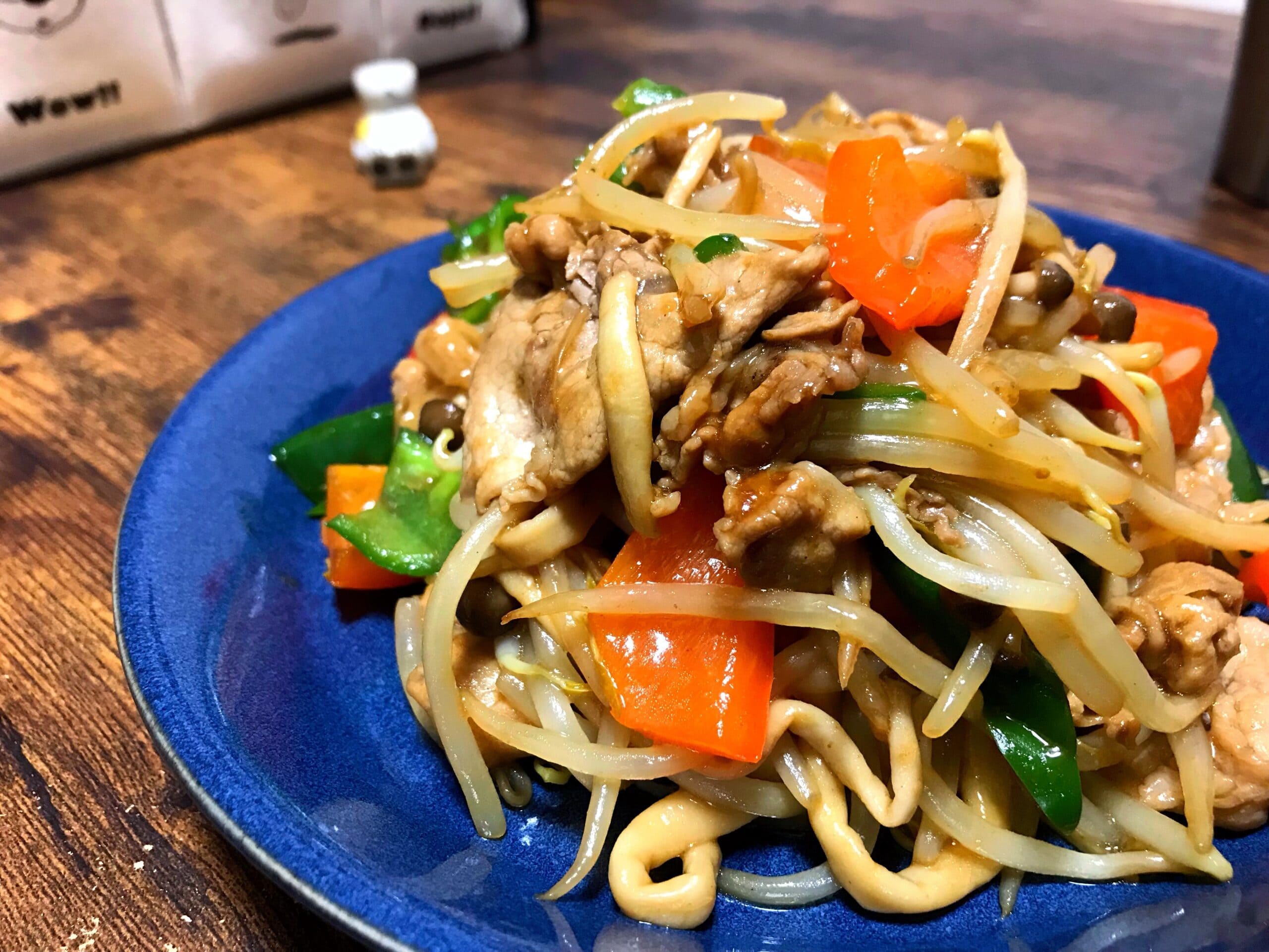 豚肉と野菜をにんにくバター醤油で炒めた、フライパン1枚で作れる簡単がっつりおかず