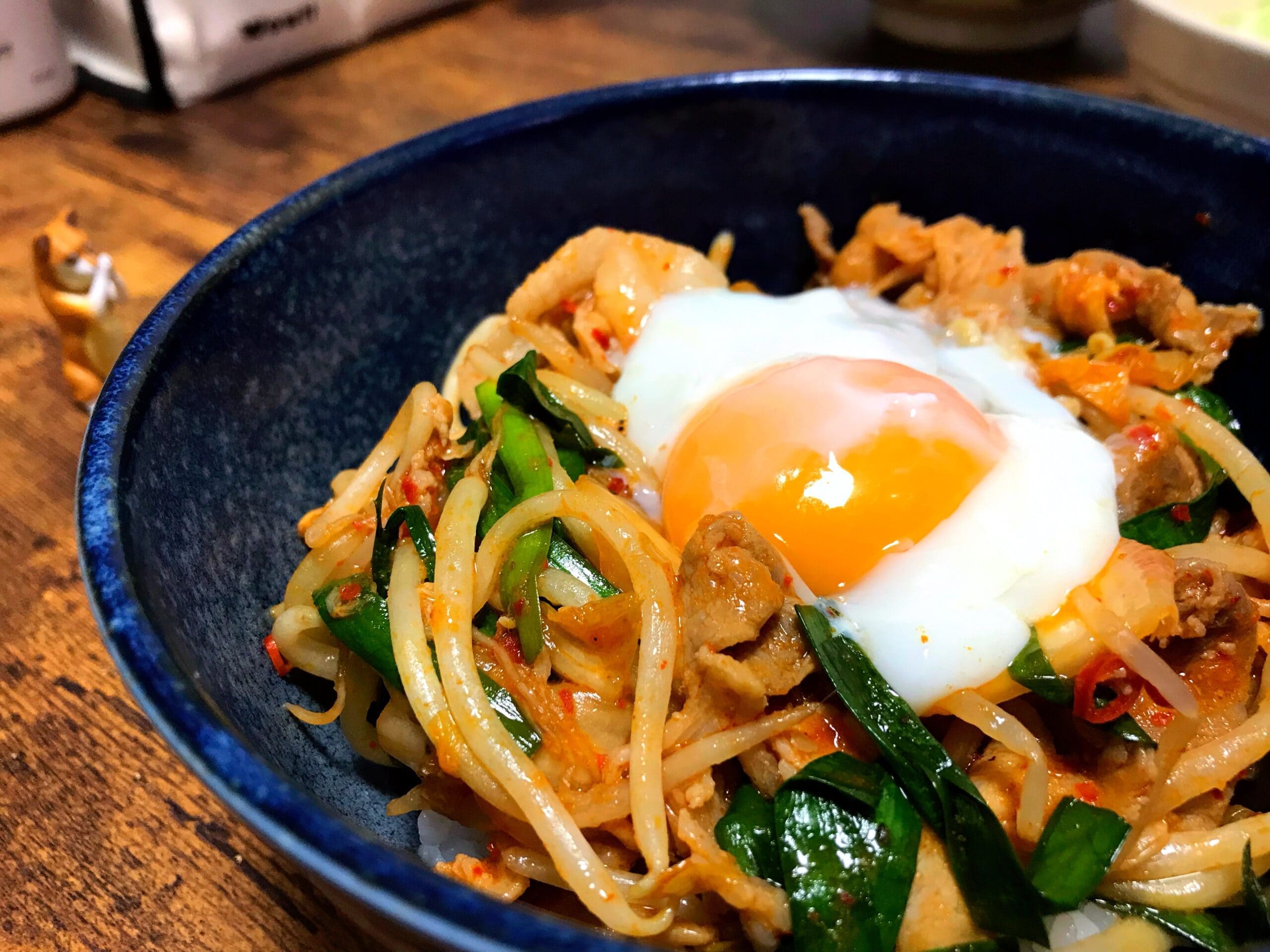 豚肉とキムチ、ニラを炒めて温玉をのせたガッツリ豚キムチ丼