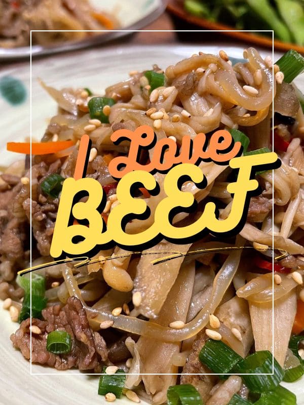 牛肉料理レシピカテゴリーへのリンク画像。牛肉入りきんぴらごぼうに、いりごまと刻んだ小ネギが乗った写真。