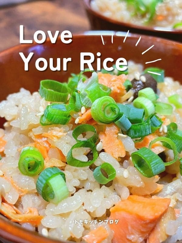 ごはんものレシピカテゴリーへのリンク画像。鮭とキノコの炊き込みご飯に、刻んだ小ネギが乗った写真。