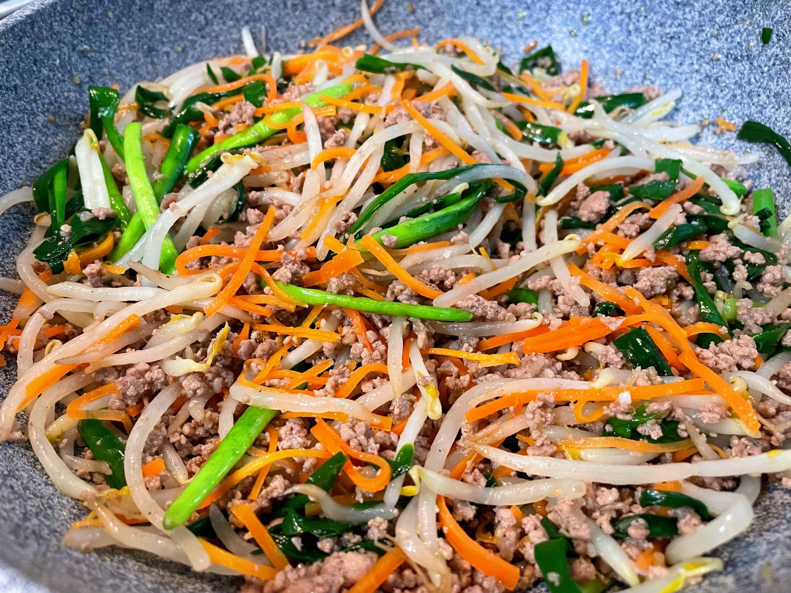 フライパンで10分で作れるにんじんとニラともやしのひき肉炒め