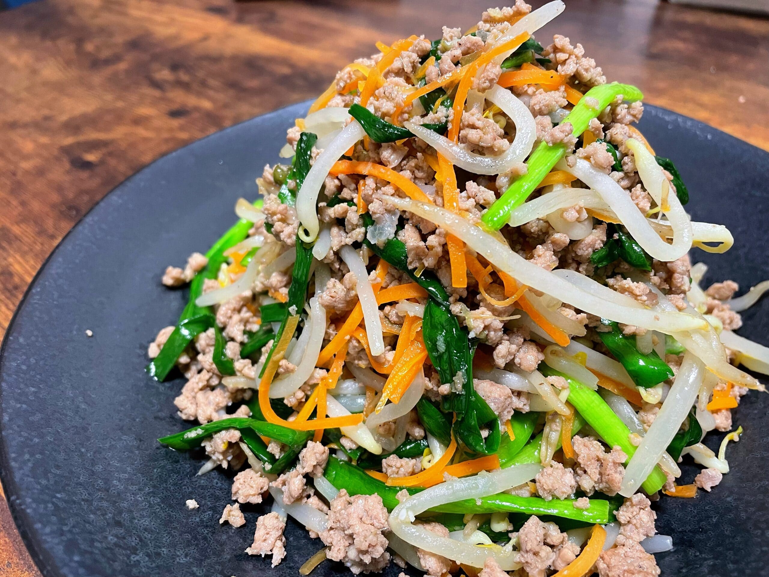 フライパンで10分で作れるにんじんとニラともやしのひき肉炒め