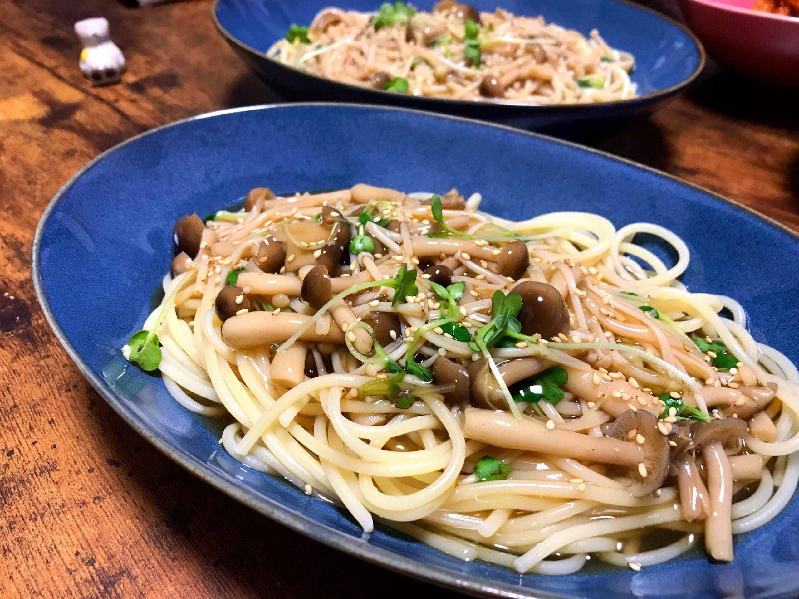 とろみのある和風あんを絡めた、しめじとエノキたっぷりのパスタ