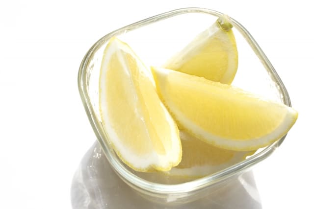 甘長唐辛子のおつまみ炒めに使うレモン。さっぱり仕上げるアレンジ用素材