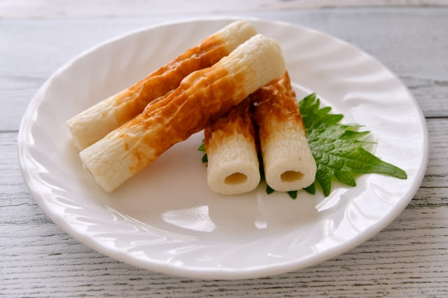 キムチを詰める前のちくわの下準備写真