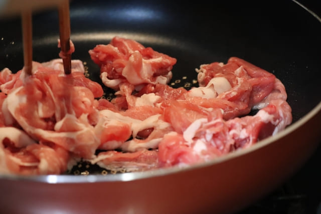 フライパンで豚肉を先に炒めているチンゲン菜と豚肉とキノコの中華炒めの調理工程写真