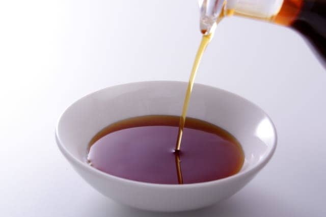 中華炒めの仕上げに醤油を少量加えて味を引き締める調理イメージ写真