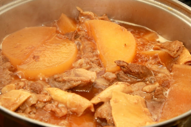 ほっとする味わいの大根と豚バラ肉の韓国風煮物