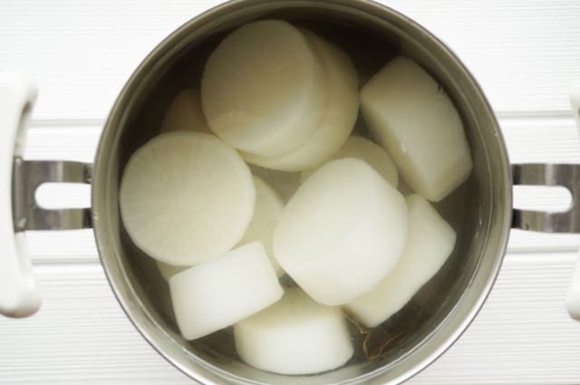 韓国風煮物の下ごしらえとして大根を下茹でしている様子