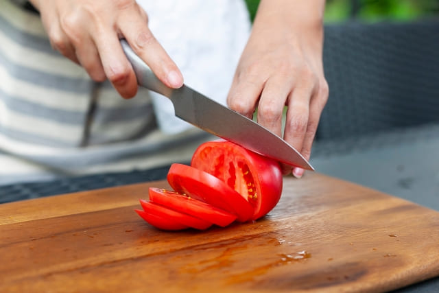 考えなくていい副菜としてトマトを切っているシンプルな下準備の様子