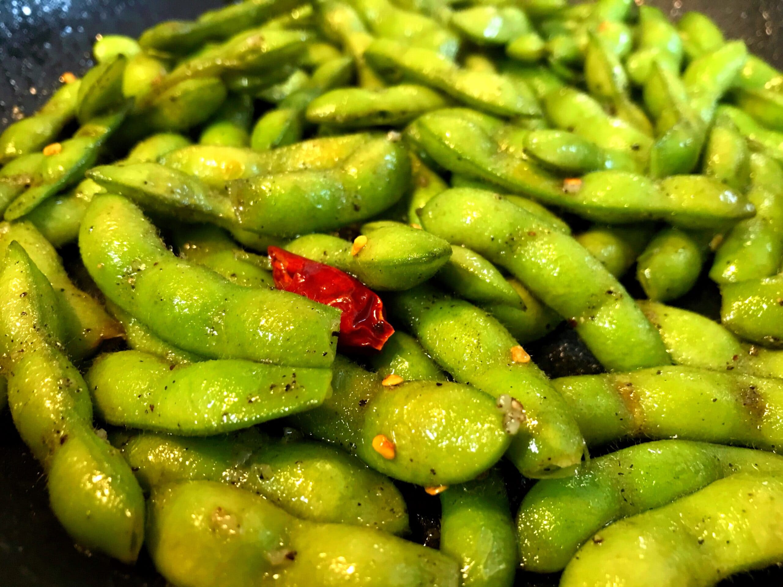 フライパンで作る枝豆のピリ辛にんにく炒めの調理写真