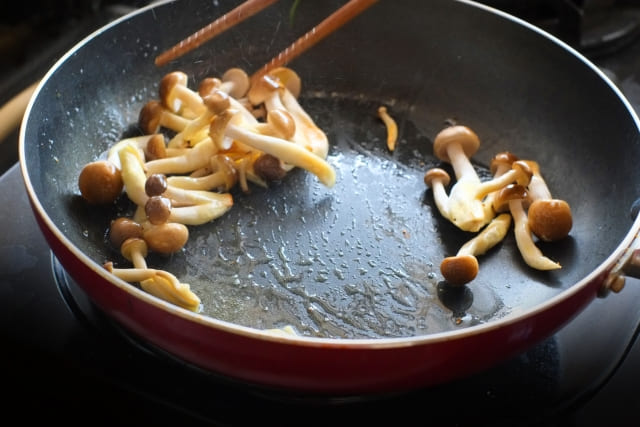 フライパンできのこをさっと炒めている簡単調理の様子