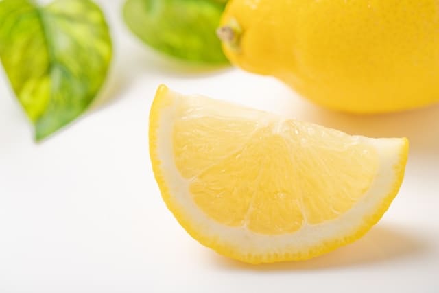 料理をさっぱり仕上げるちょい足しレモンの写真