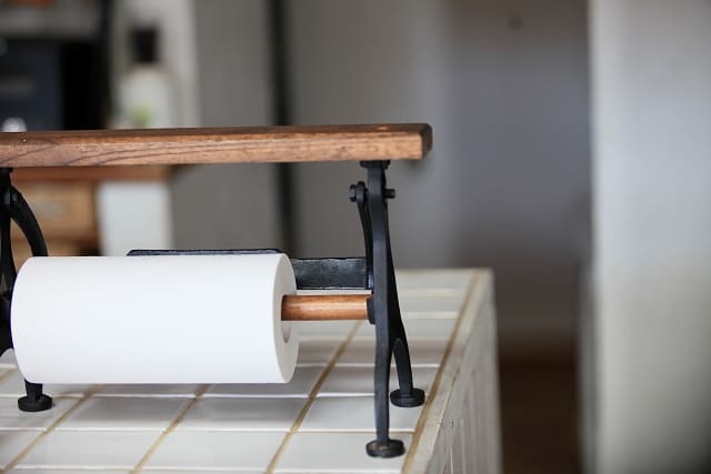 マグロの水分をキッチンペーパーで押さえるコツのイメージ