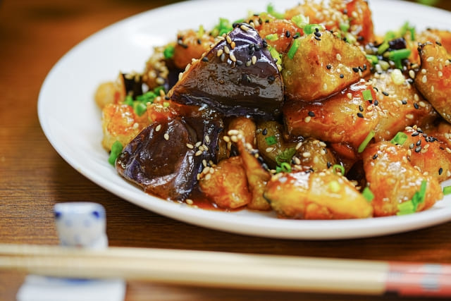茄子と鶏むね肉の甘酢炒めの完成写真。油を吸った茄子と甘酢の酸味がビールやレモンサワーに合うおかず