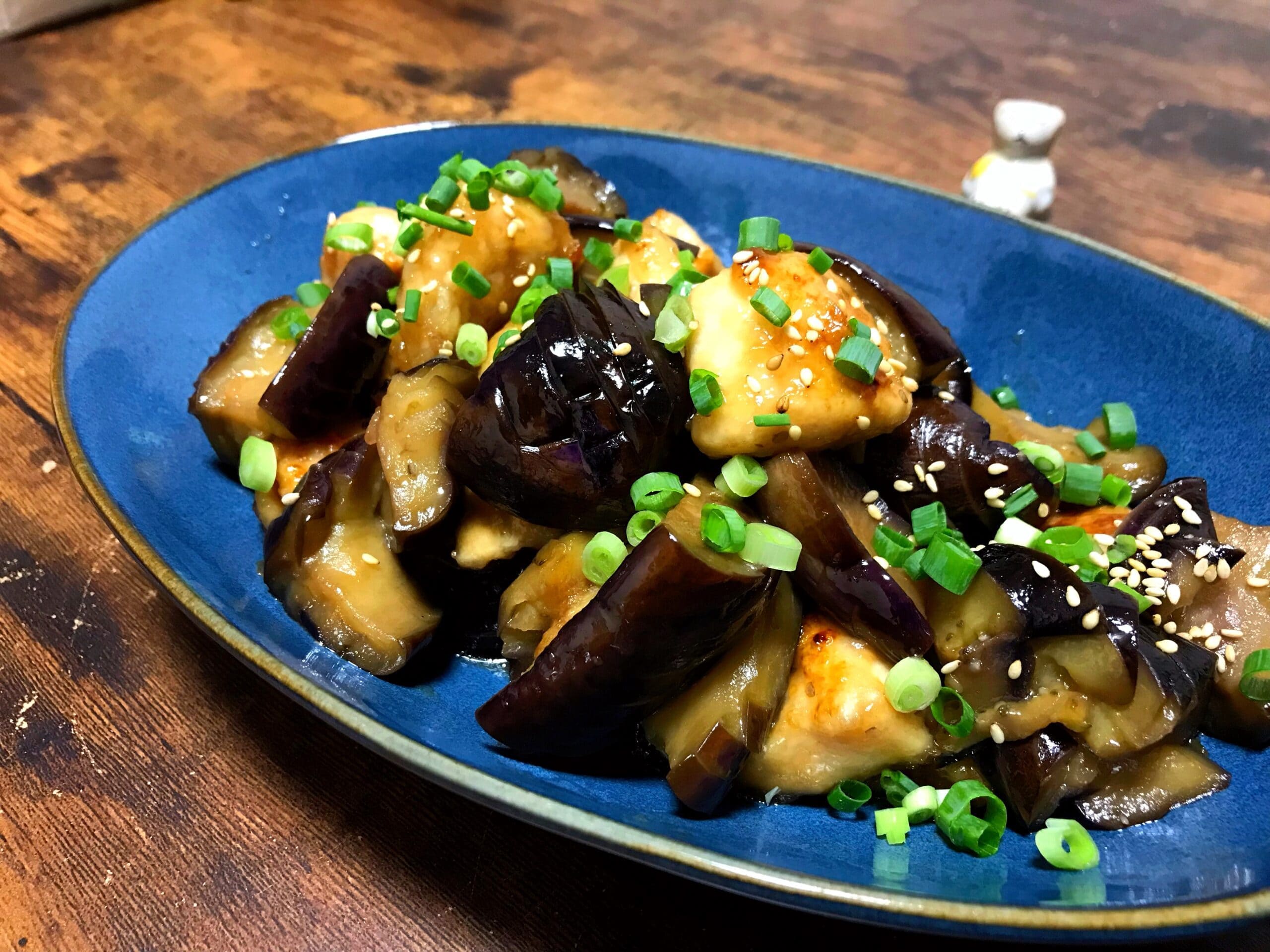 茄子と鶏むね肉を使った甘酢炒め。しっとりした鶏むね肉ととろっとした茄子が特徴の簡単節約おかず