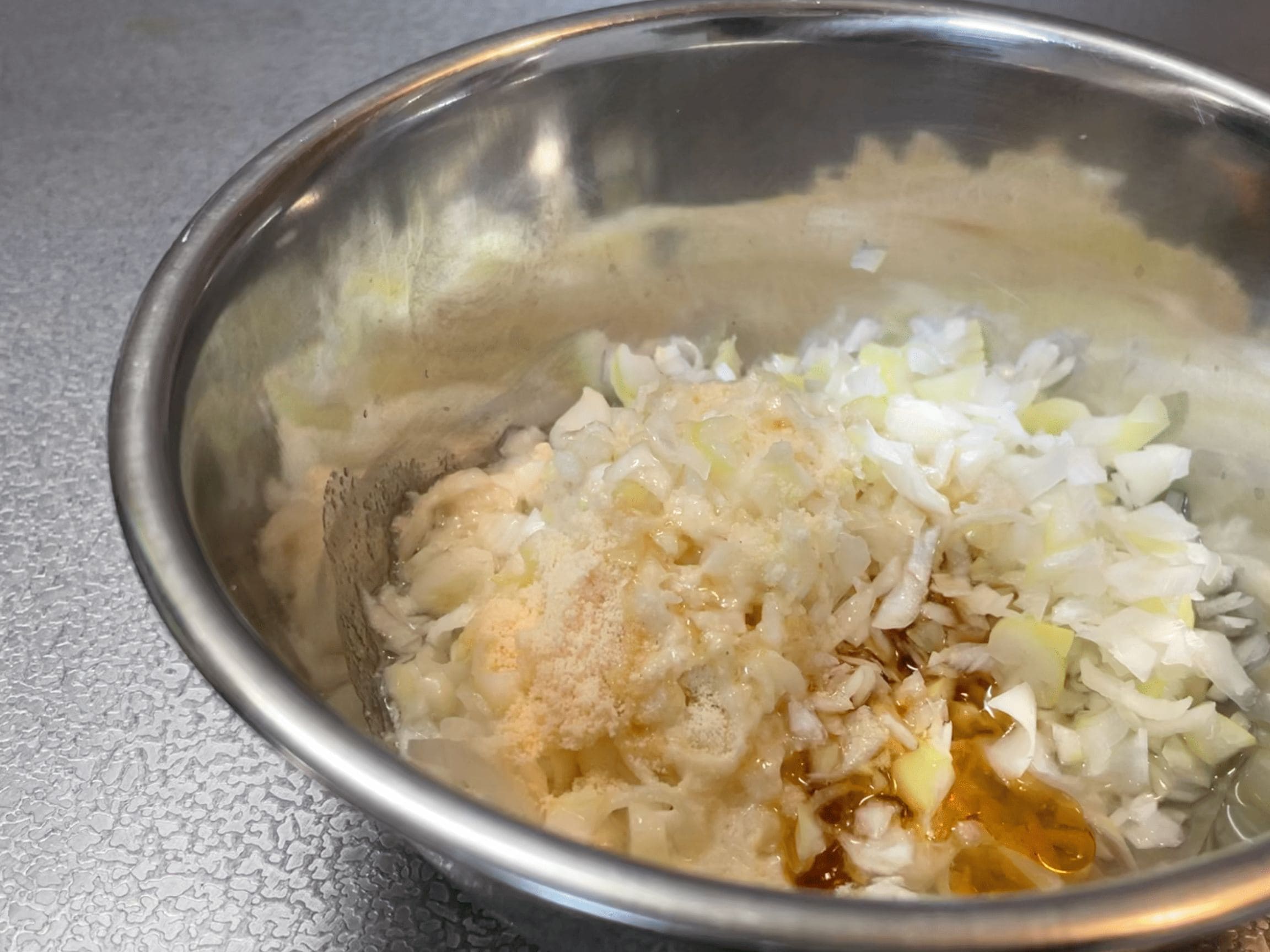 刻んだネギと調味料でネギ塩だれを作っている工程