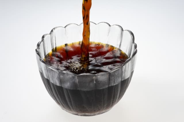 ねぎポン酢アレンジに使う麺つゆとごま油、白ごま