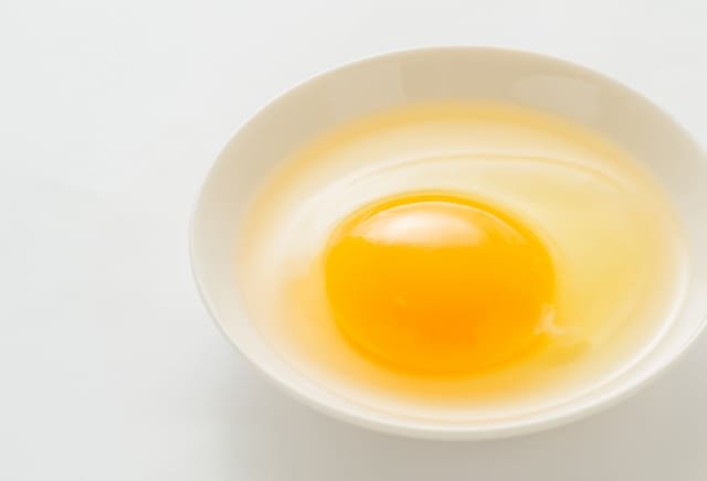 料理にコクを足すちょい足し卵黄の写真