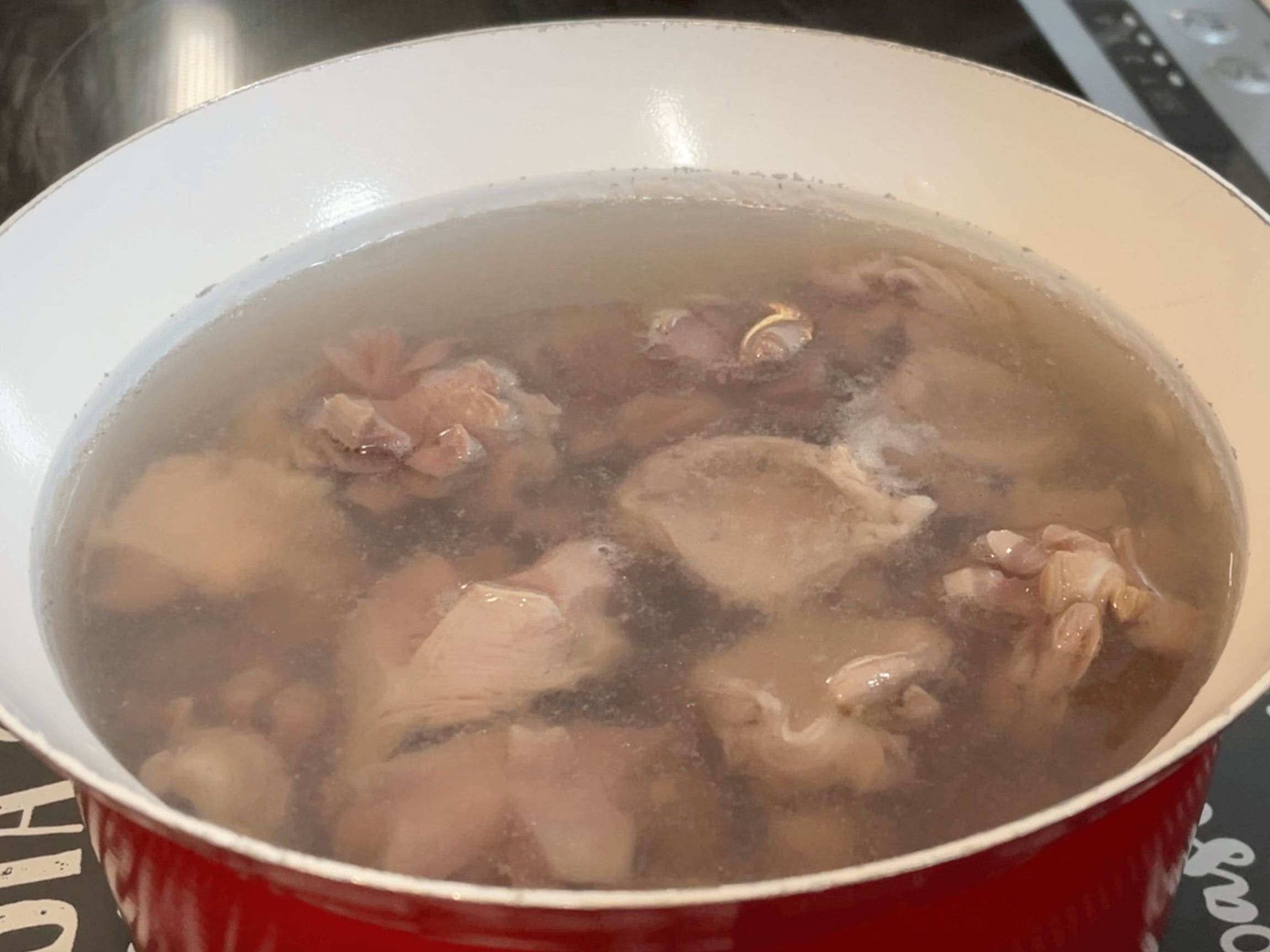 砂肝を下茹でして臭みを取る下処理の工程