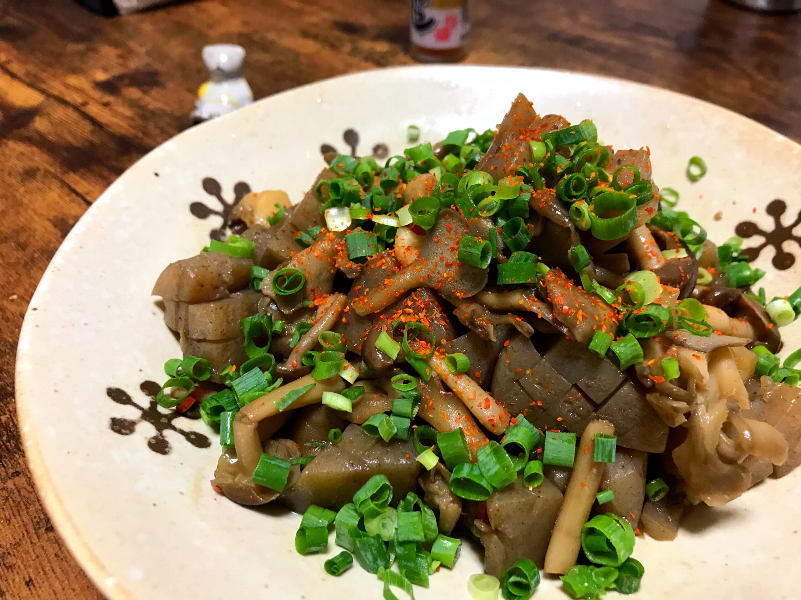 たっぷりきのことこんにゃくを使った簡単で低カロリーなガリバタ醤油おかず