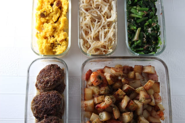 作り置きおかずを保存容器に入れて冷蔵保存している様子