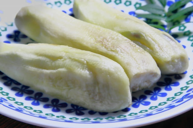 レンジ加熱後に皮をむいた焼きナスの下処理工程の写真