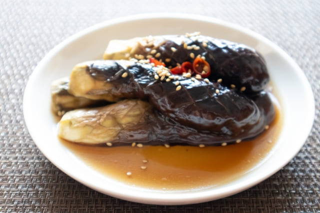 レンジで加熱した焼かない焼きナスにねぎとポン酢をかけた副菜