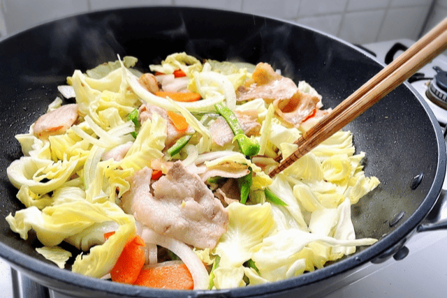 フライパンで炒めるチンゲン菜の料理｜火が通りやすい野菜