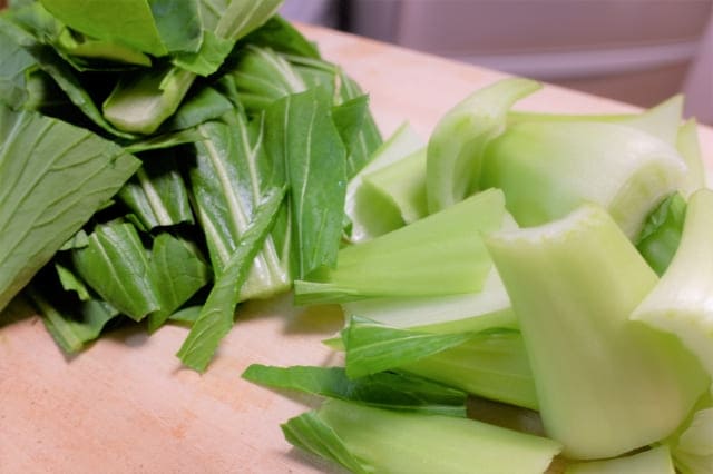 葉と茎を分けて切ったチンゲン菜の下ごしらえ