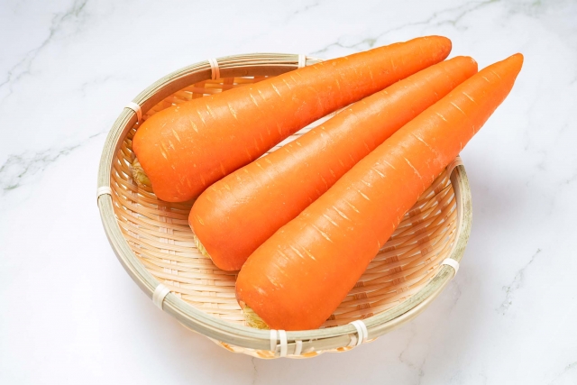 ツナマヨコーンのにんじんサラダに使う新鮮なにんじん