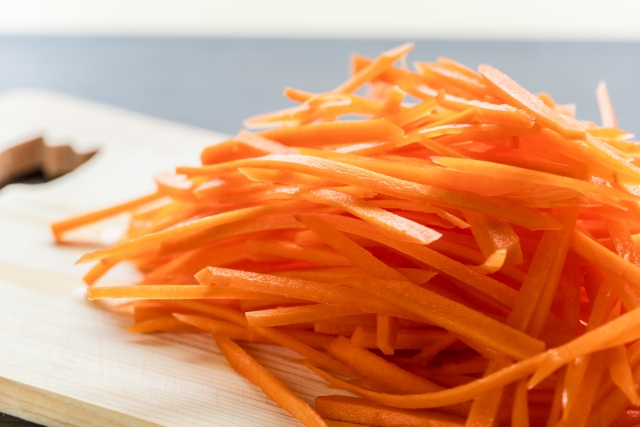 にんじんサラダを作るための細切りにしたにんじん