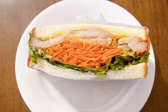 にんじんサラダを挟んだサンドイッチ