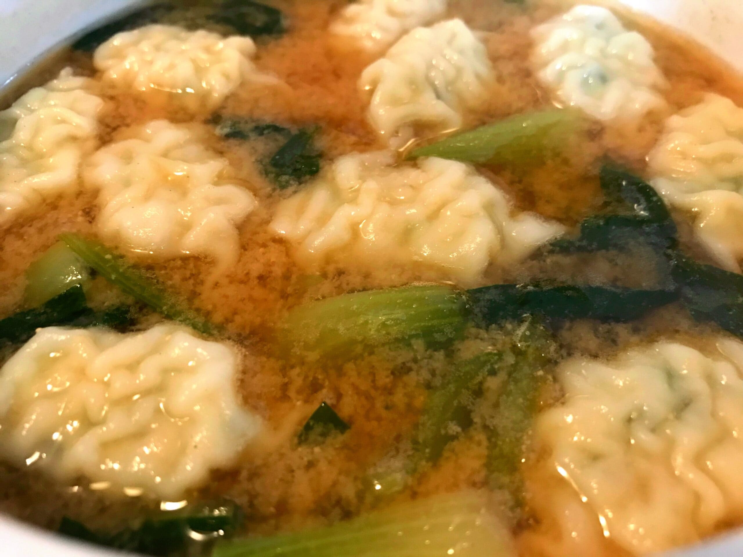 チンゲン菜入り餃子味噌汁を作っている調理途中の写真
