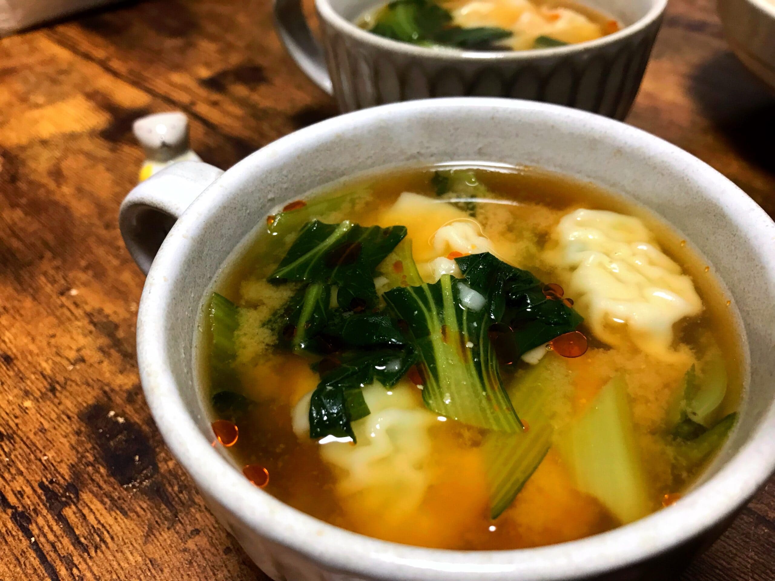 チンゲン菜と餃子を使った具だくさん味噌汁の料理写真