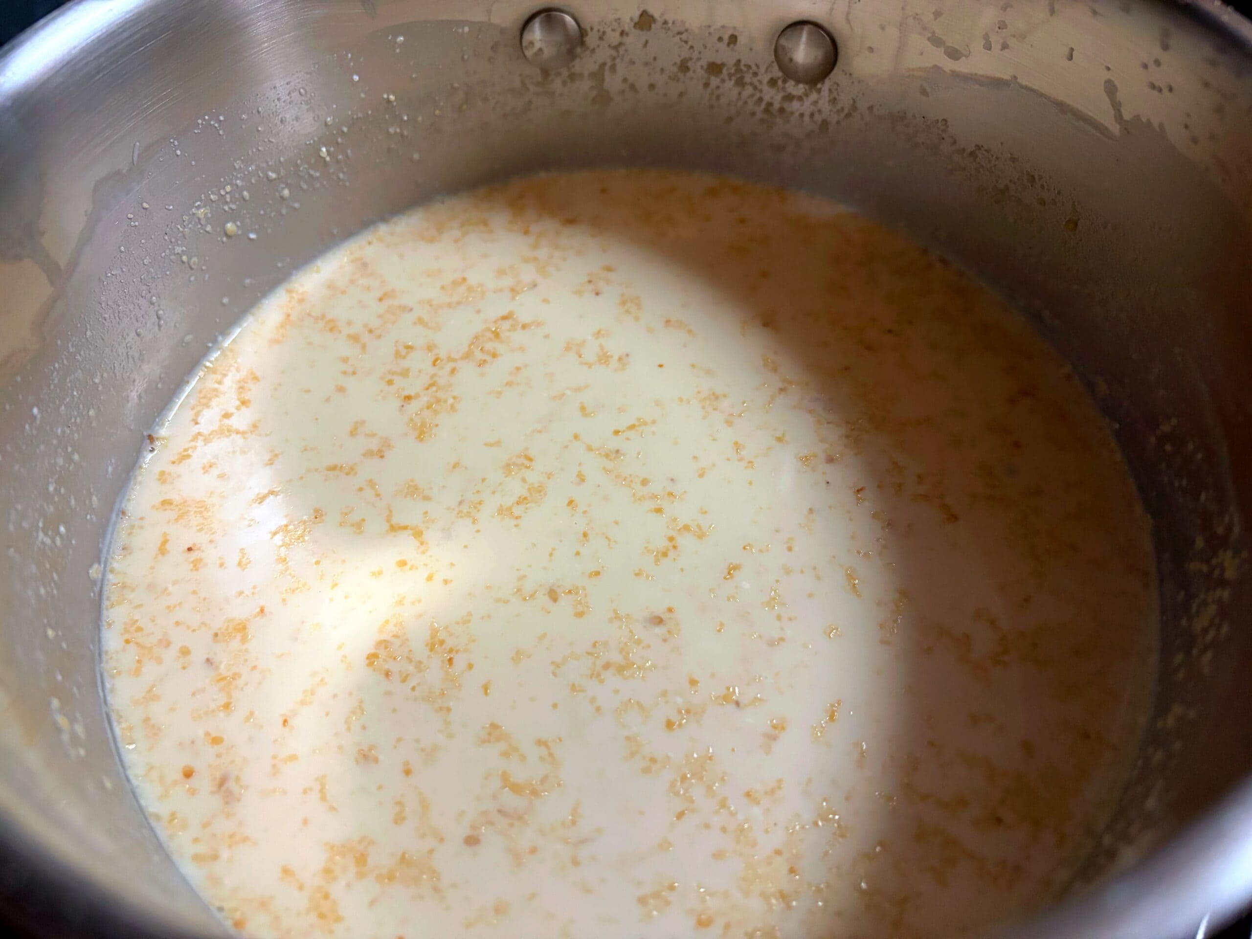 坦々風胡麻ミルクスープパスタのベースとなる濃厚な胡麻ミルクスープを鍋で作っている様子