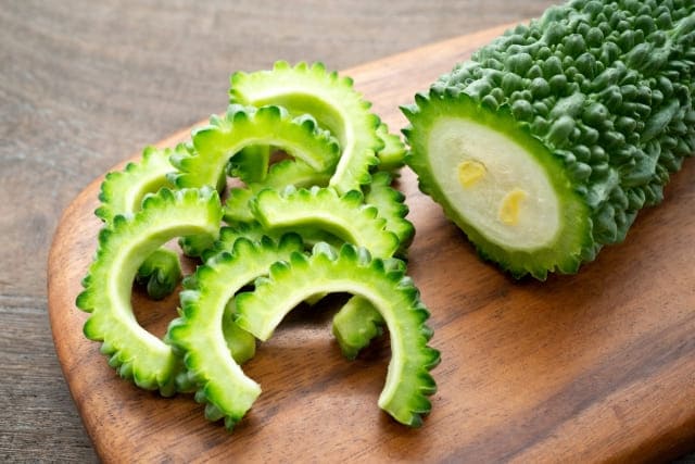 ゴーヤの下処理方法を試すためにカットされたゴーヤ