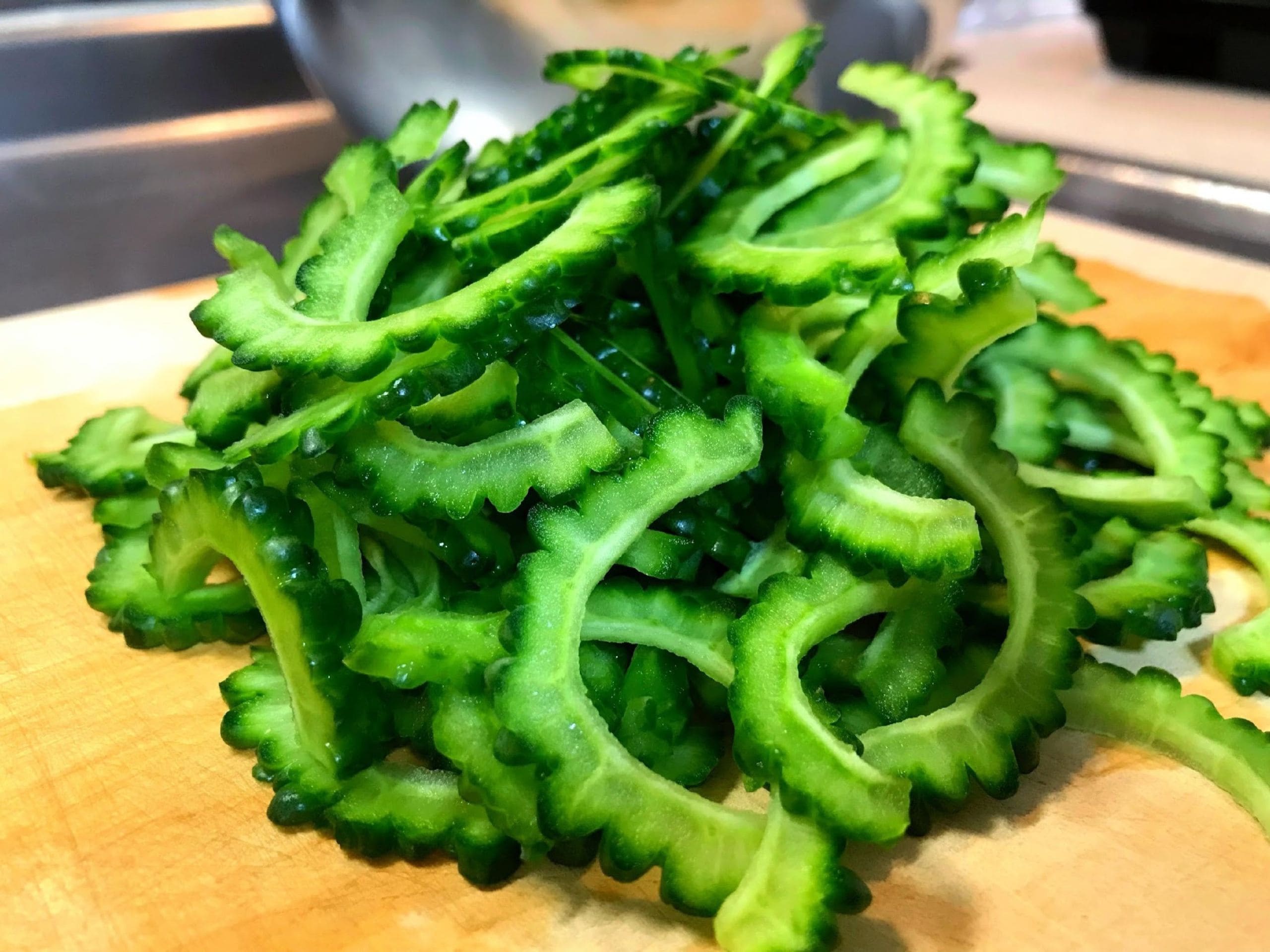 塩と砂糖で苦味を抑えるために下処理されたゴーヤのスライス