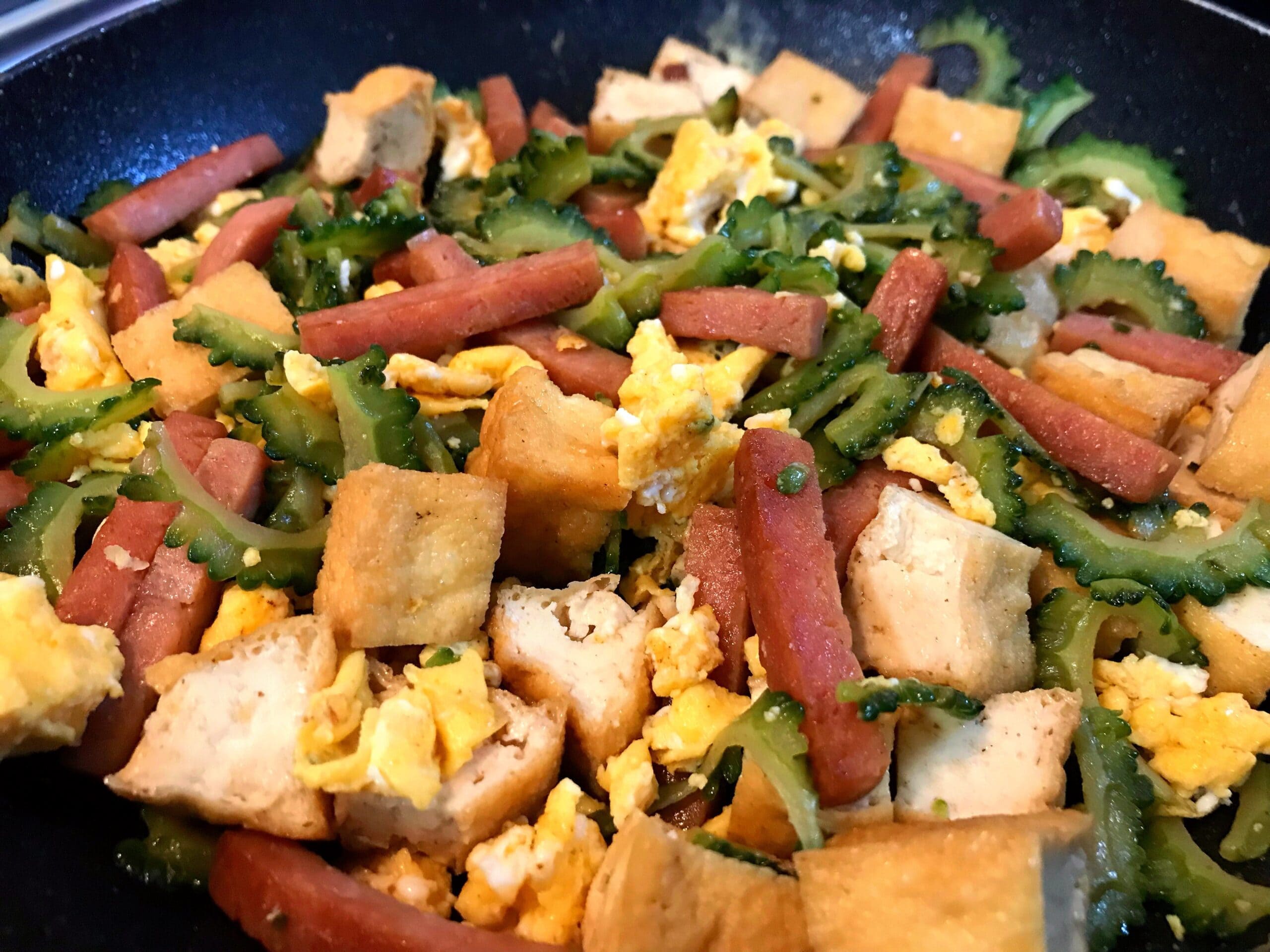 ゴーヤチャンプルーの作り方 ランチョンミート入りの炒め工程 苦くない簡単レシピ