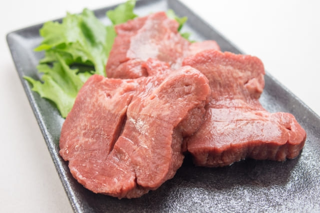 牛タンとニラのスタミナ炒めレシピに使う牛タンの食材写真