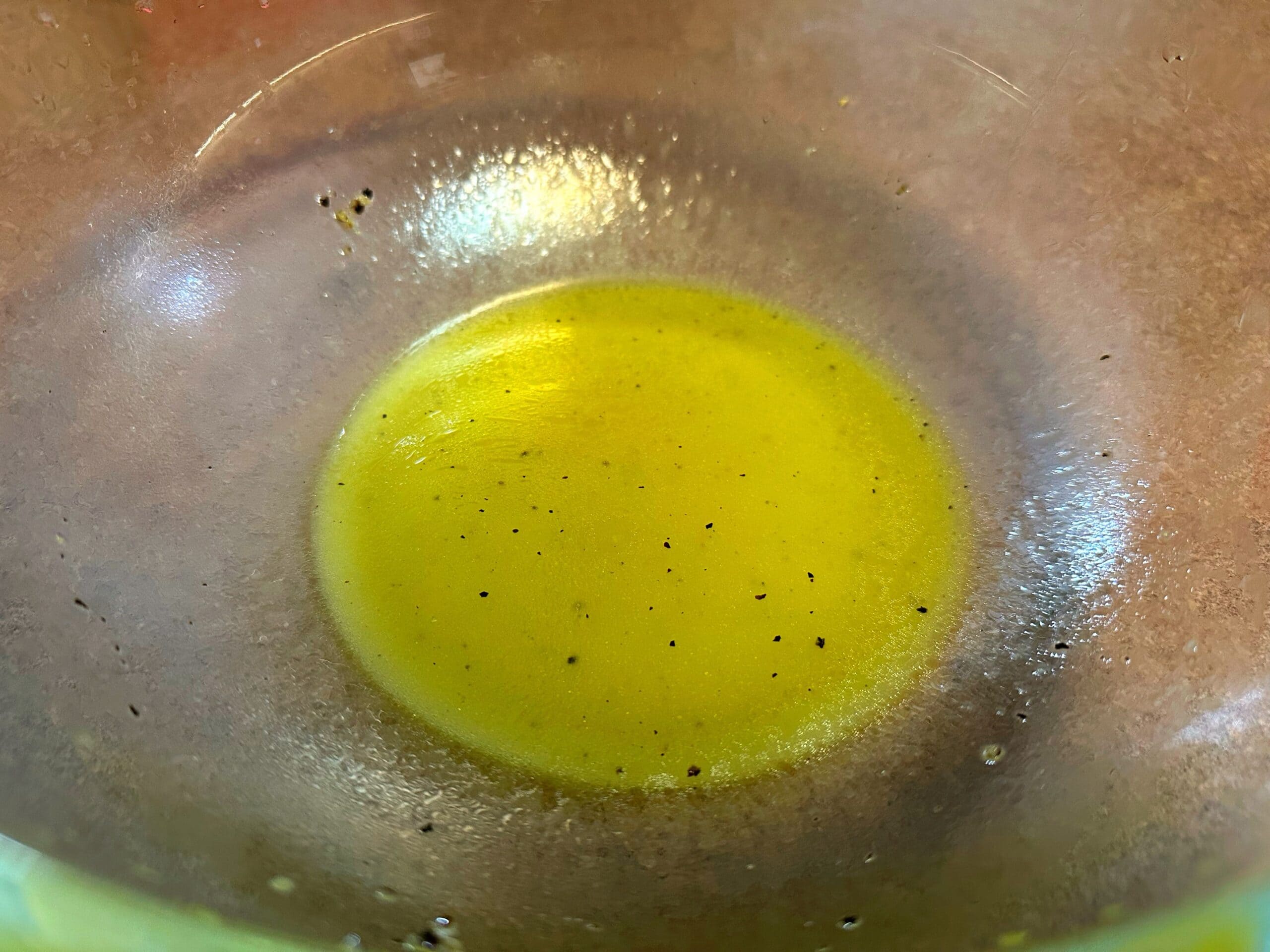 ボウルで材料を混ぜて作るイタリアンドレッシング