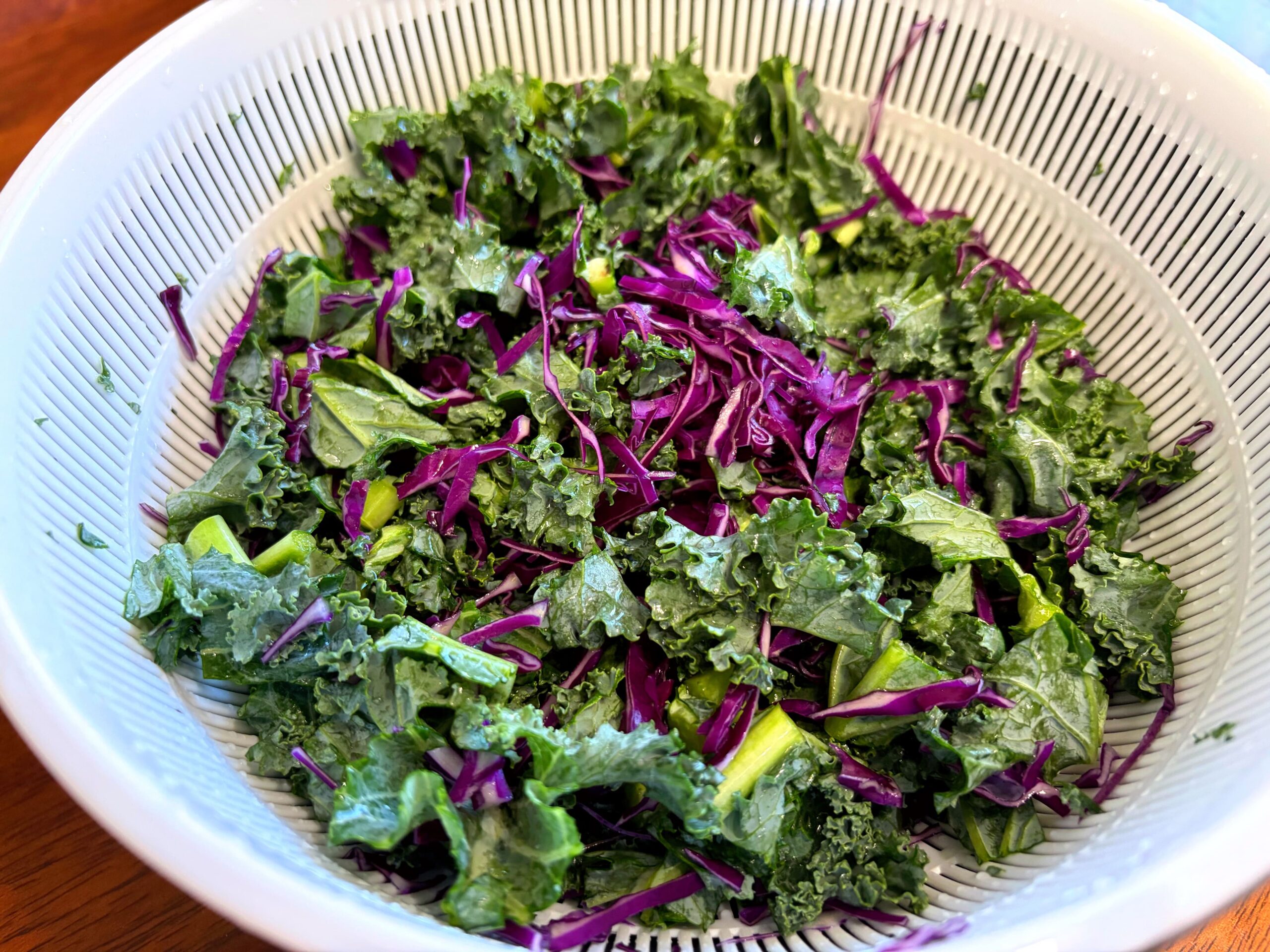 ケールと紫キャベツをサラダ用にカットして下処理している様子