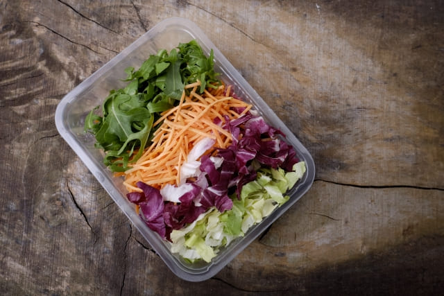 保存容器に入れた野菜の作り置きイメージ写真