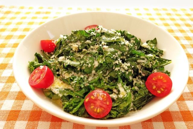 粉チーズをトッピングしたケールサラダ