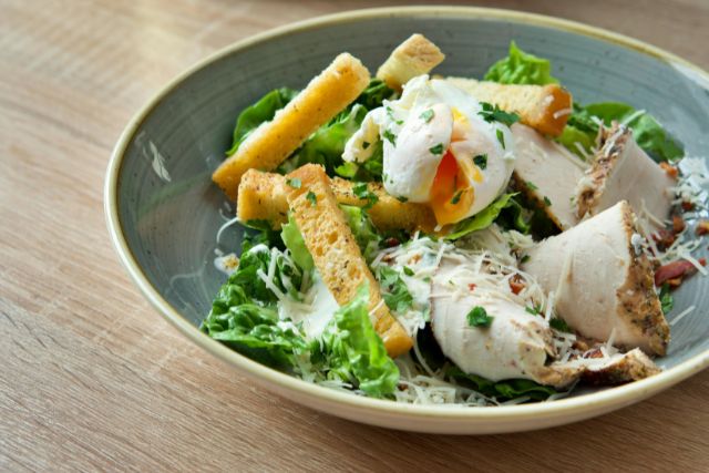 蒸し鶏をトッピングしたケールサラダ