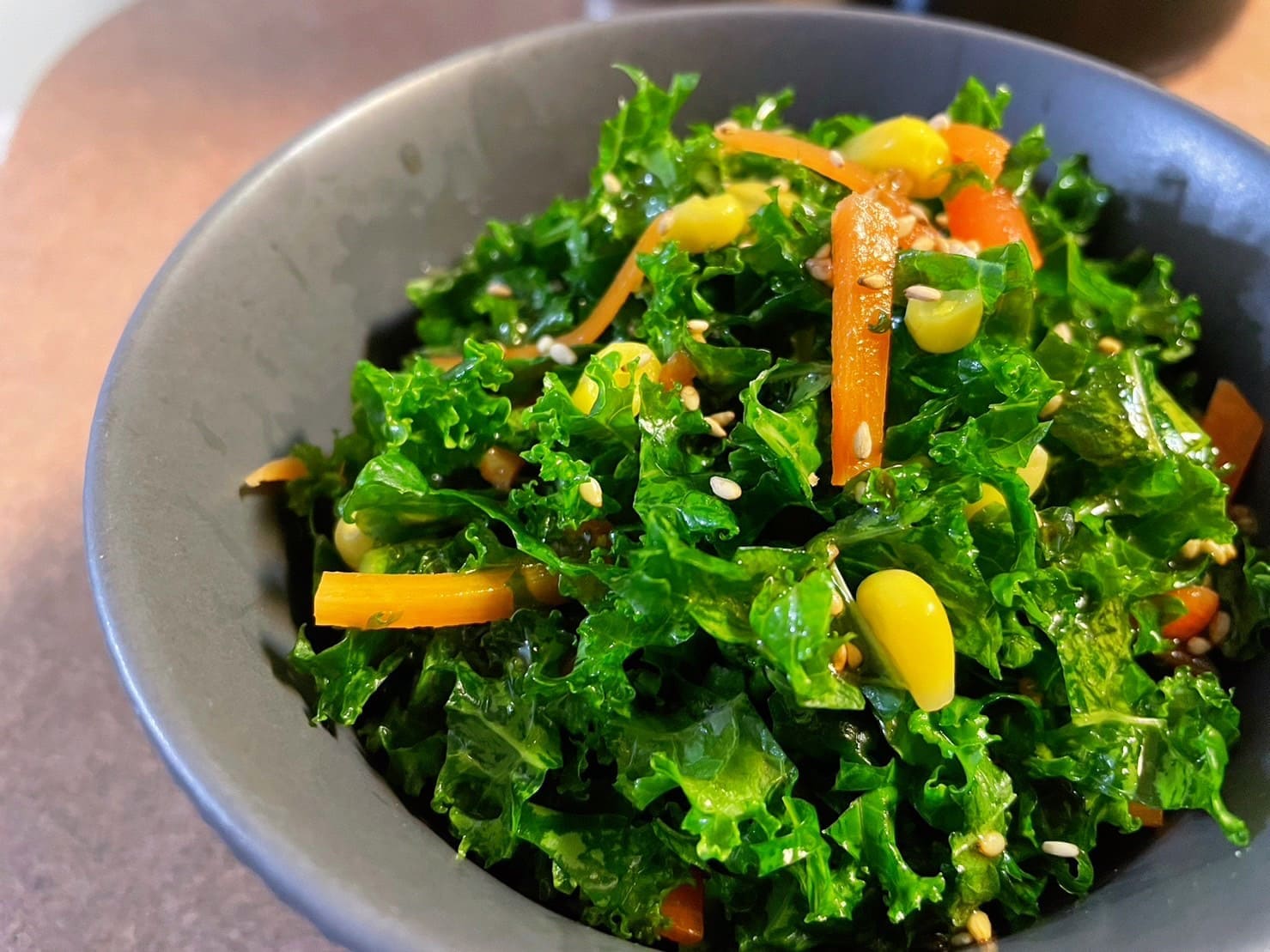 和風ドレッシングで和えた苦くないケールサラダの完成写真