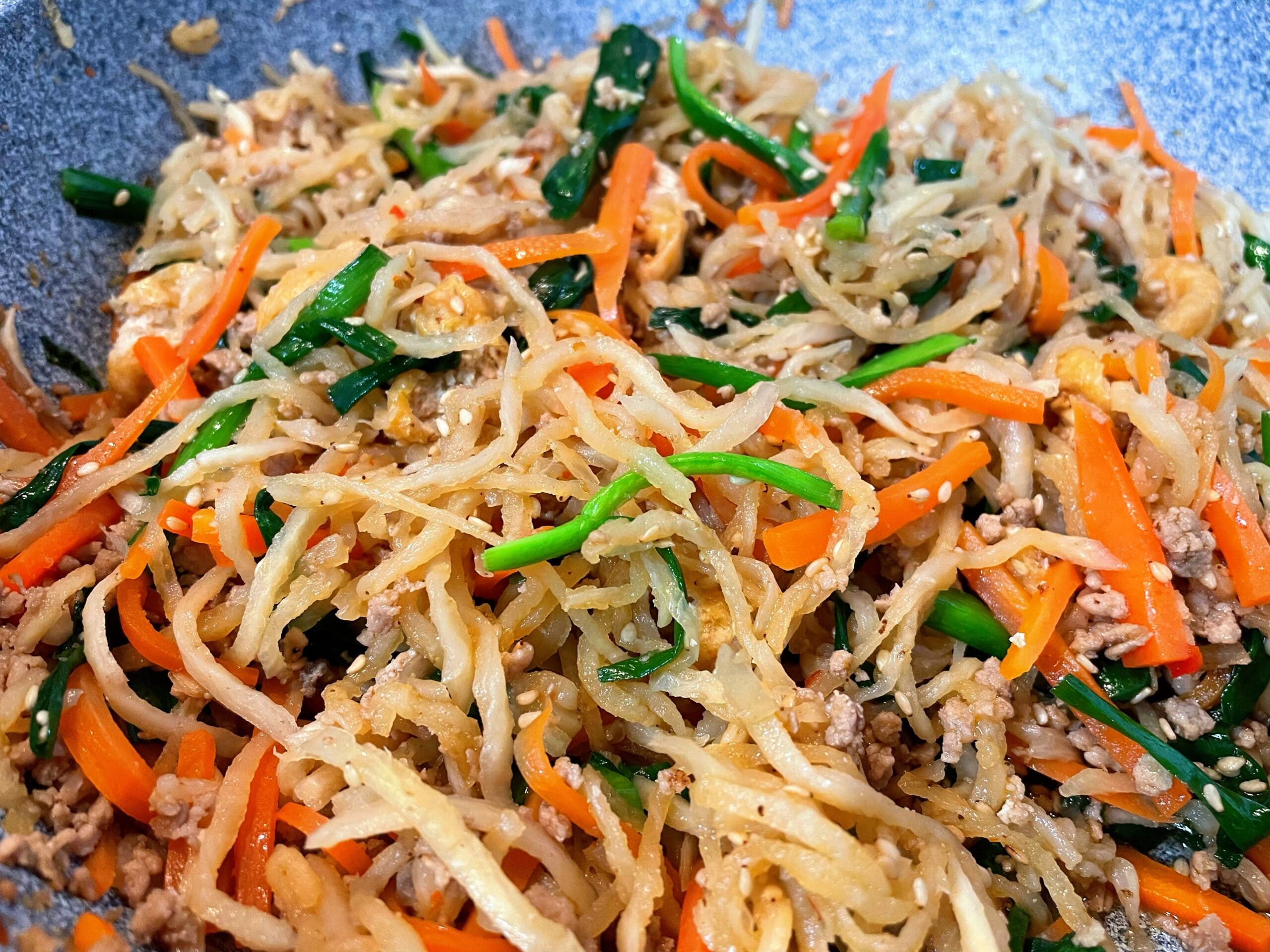 豆板醤と和風だしで味付けする韓国風ピリ辛切り干し大根の炒め工程